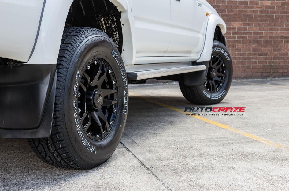 TOYOTA HILUX N70 4WD CLIFF MATTE BLACK 